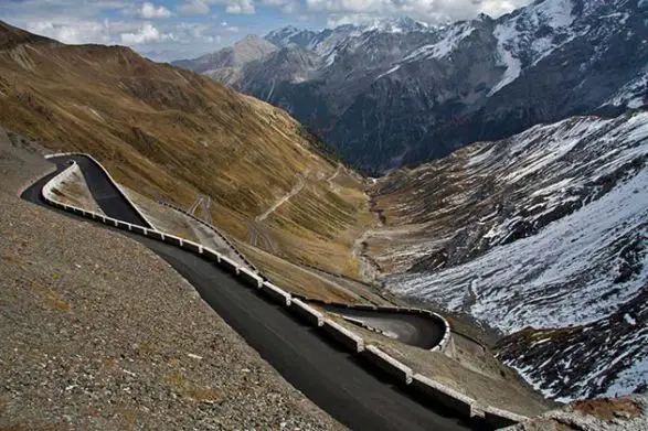 le col du stelvio en italie serpente à flanc de montagne