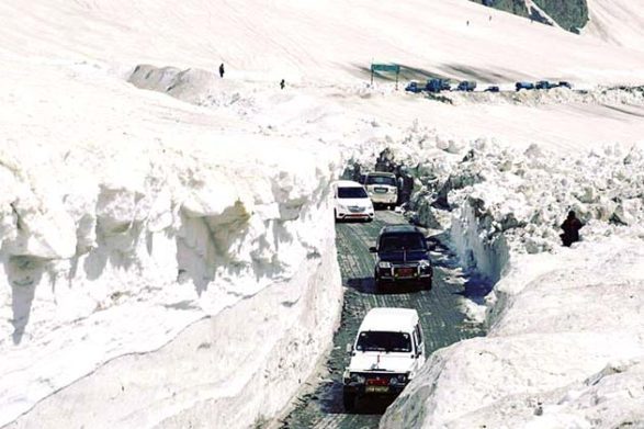 Der schneebedeckte Zoji La Pass in Indien