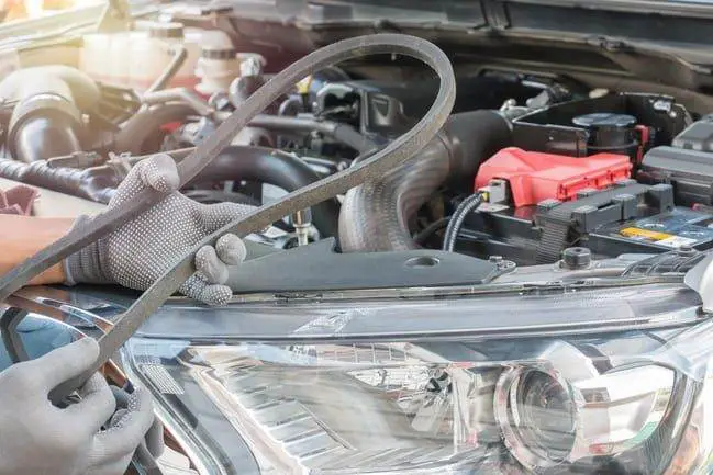 我可以自己更换发电机/蛇形皮带吗？