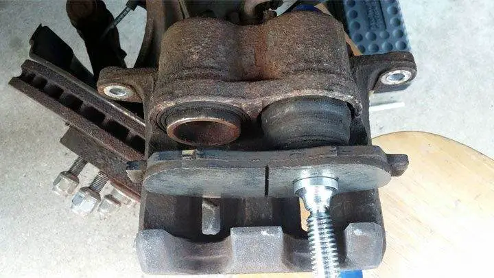 rentrer le piston de l'étrier