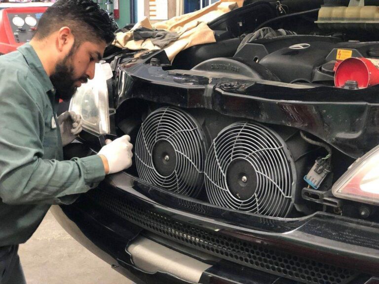 le ventilateur du radiateur continue de fonctionner lorsque la voiture est éteinte