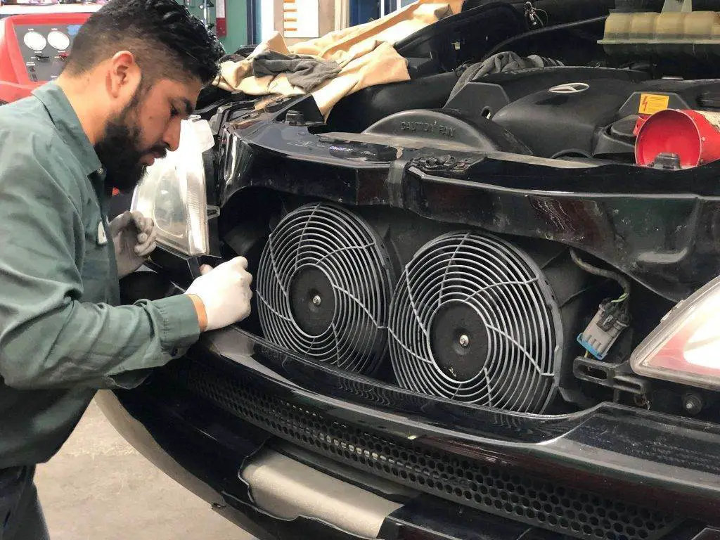 El ventilador del radiador sigue funcionando cuando el coche está apagado