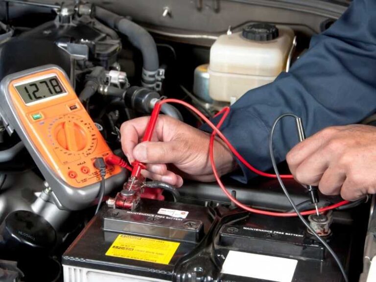 utiliser un multimètre pour tester la batterie de la voiture
