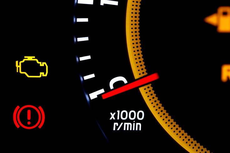 ¿Qué significa la luz del motor parpadeante? ¿Puede dañar mi coche?