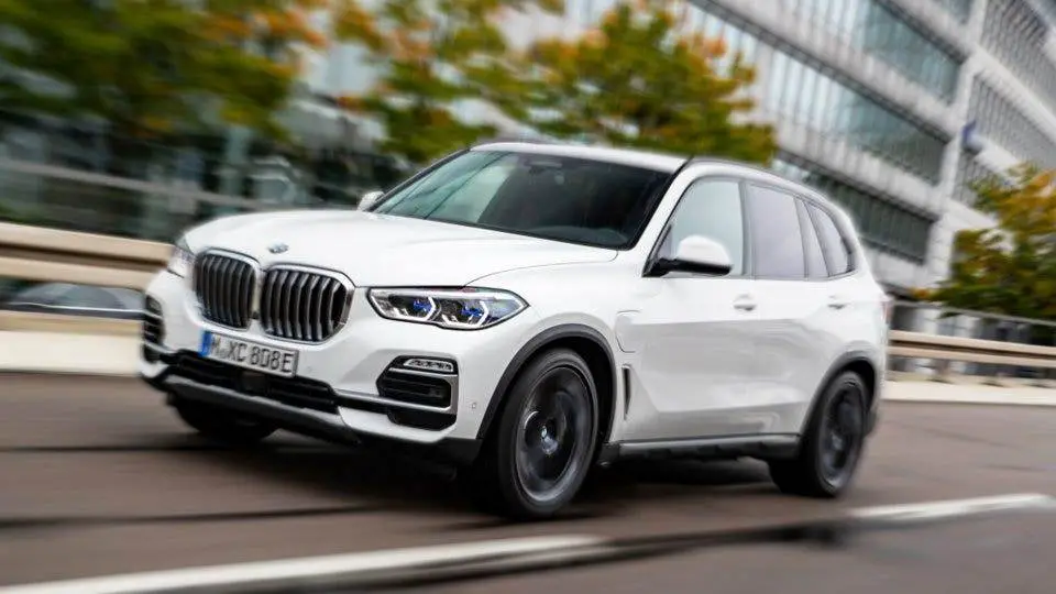 BMW X5 híbrido enchufable en carretera