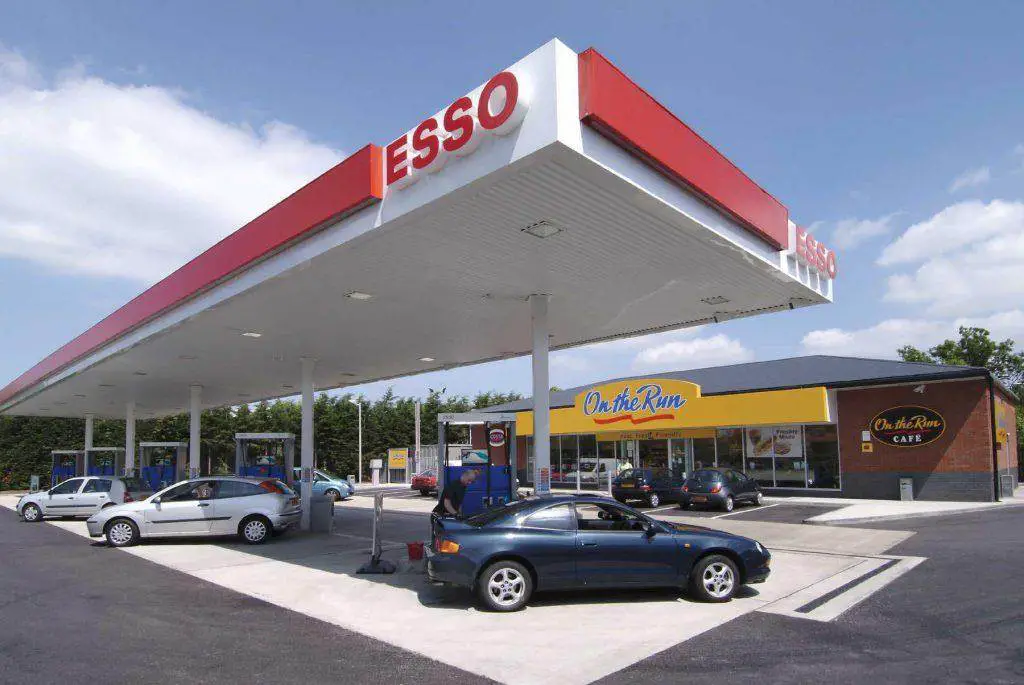 不熄火给汽车加油会发生什么