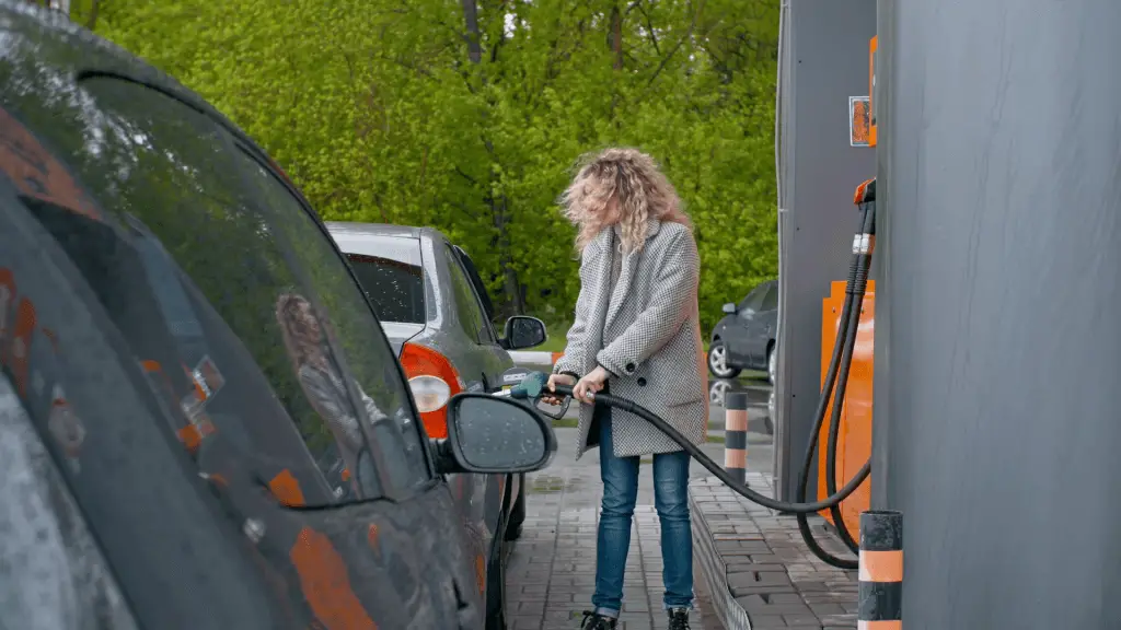 为什么不熄火给汽车加油很危险