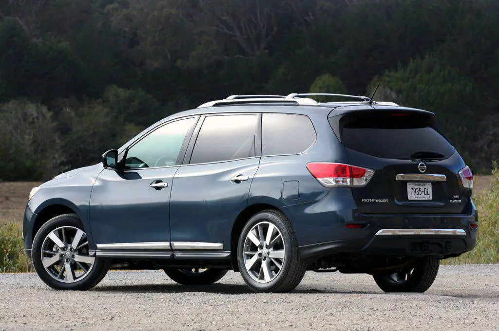 Auto leckt rote Flüssigkeit