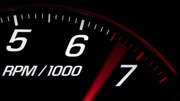 Tacómetro marcando RPM elevadas
