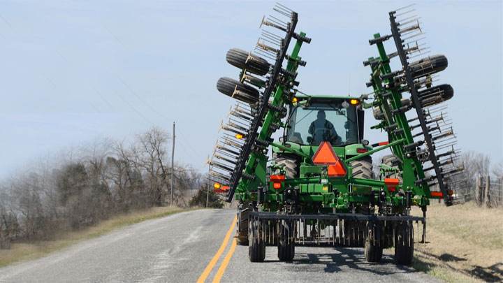 Автомобиль медленно ускоряется на трассе