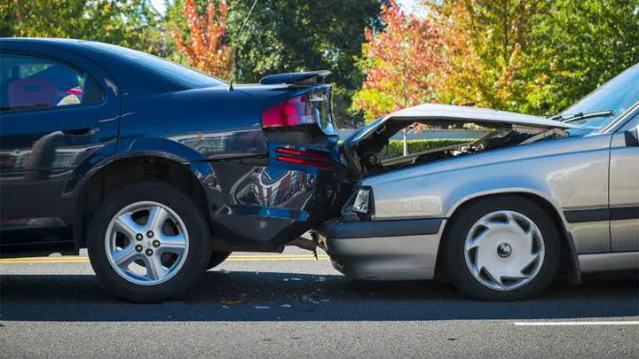 Fahrer tritt plötzlich stark auf die Bremse