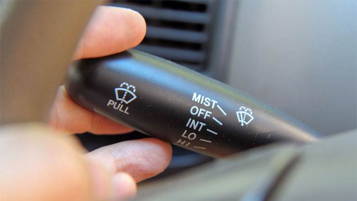 使用雨刷操纵杆