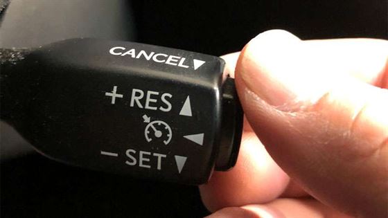 方向盘巡航控制开关特写