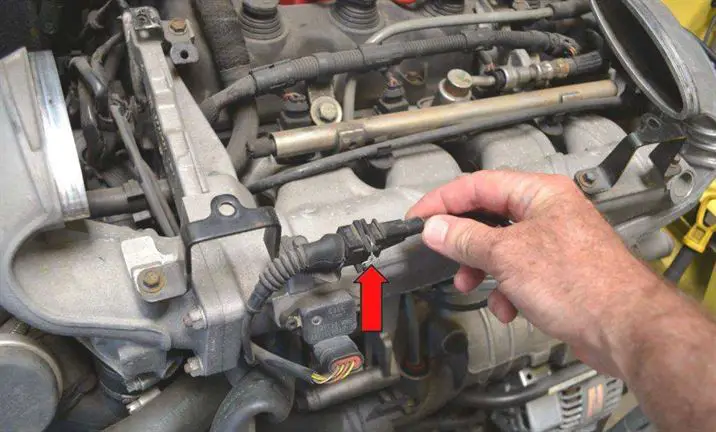 Revisando el sensor de detonación en un taller