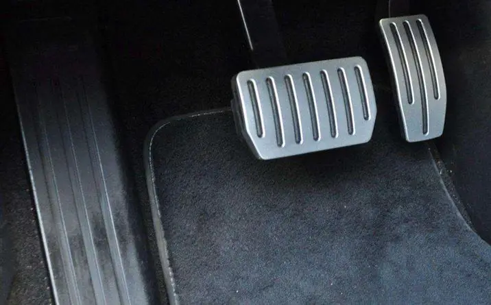 Ayudante presionando el pedal de freno