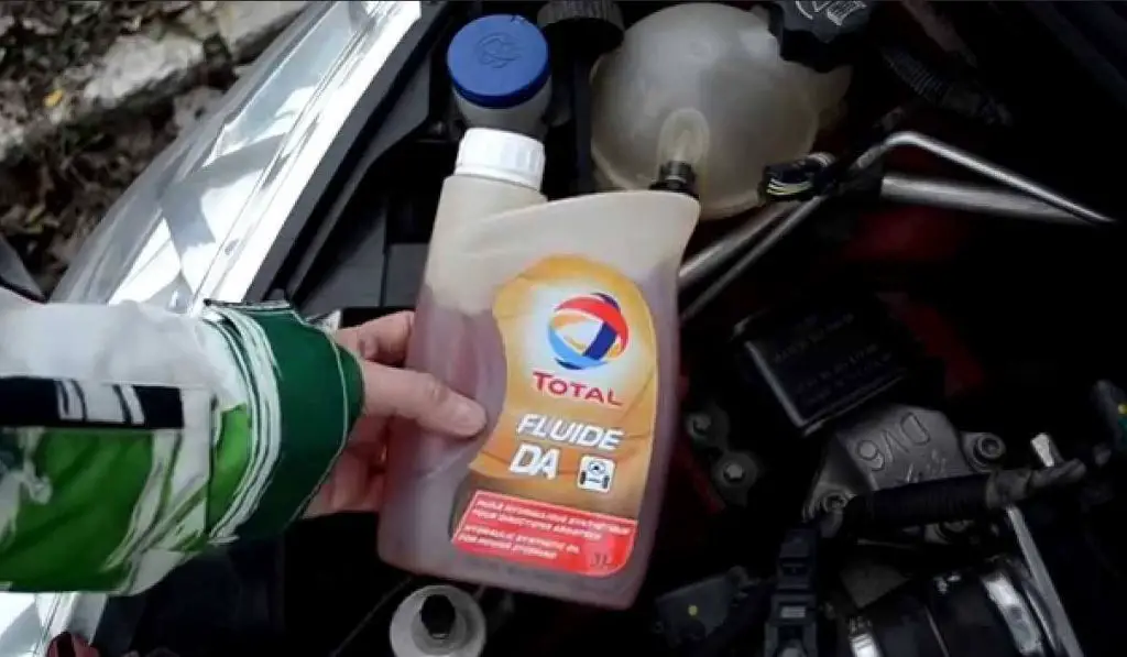 刹车油与助力转向液对比示意图