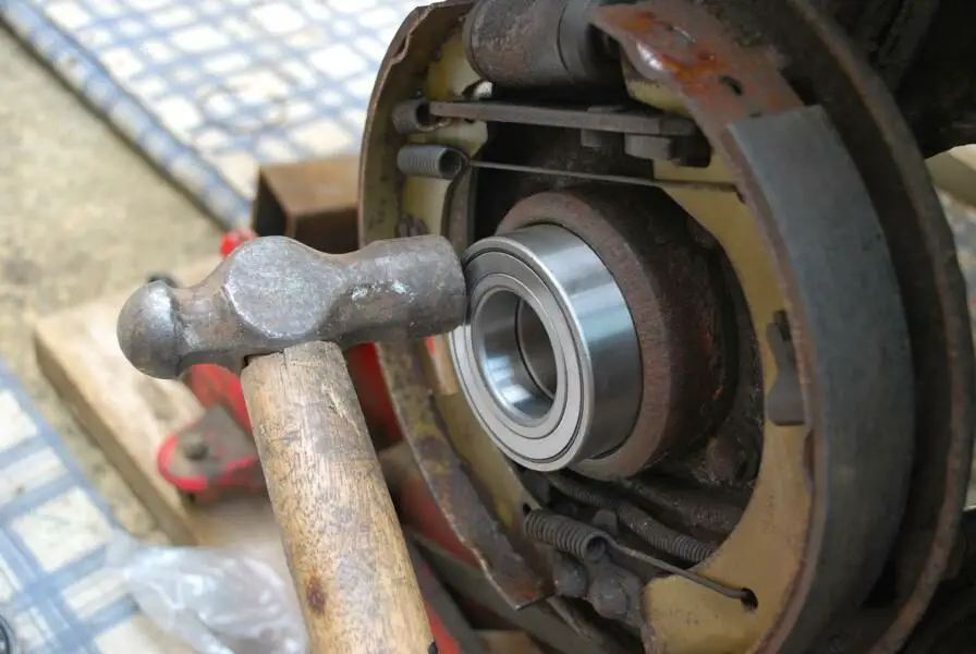 Замена подшипника профессионалом Процесс замены подшипника ступицы в мастерской