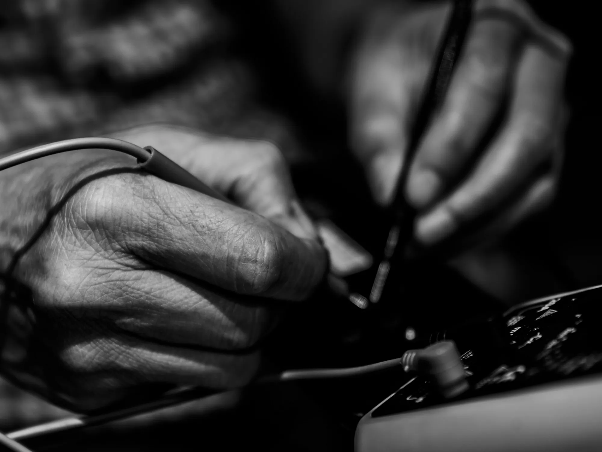 Ein Multimeter, das zur Suche nach Kurzschlüssen im elektrischen System eines Autos verwendet wird.