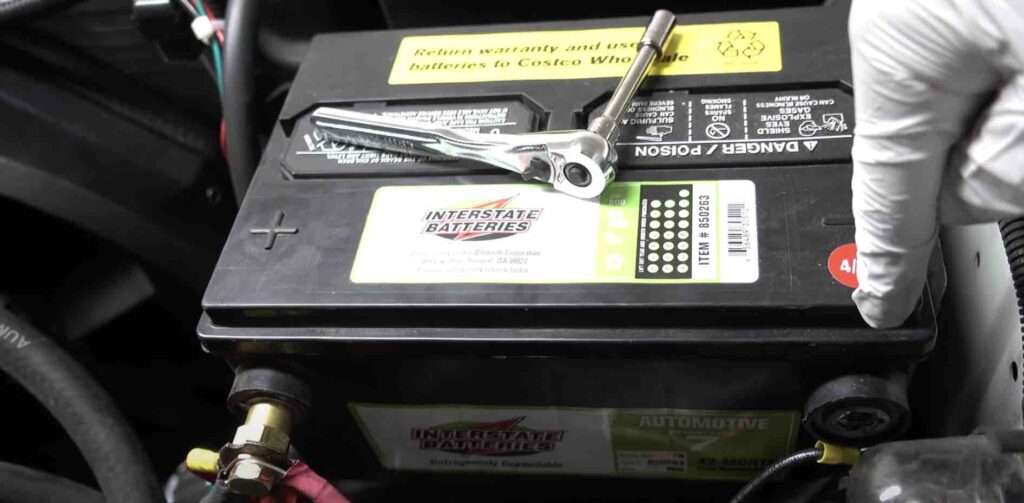 Desconectar la batería del coche