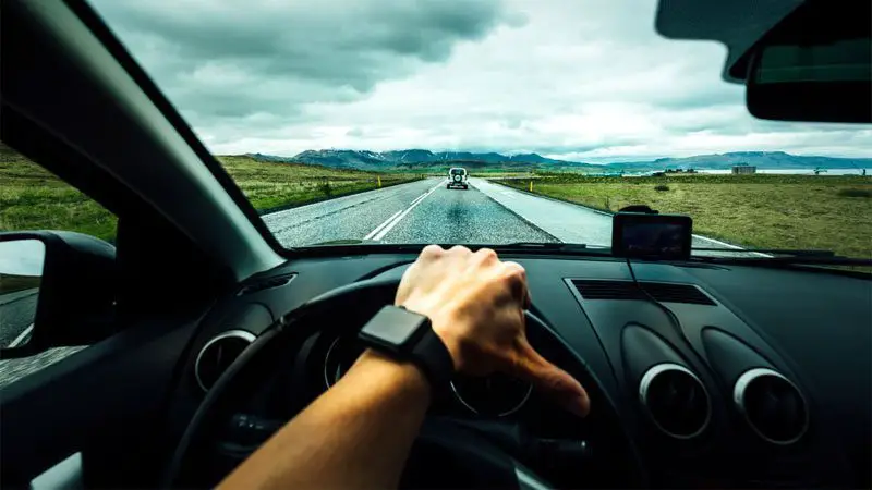 Beschleunigendes Auto auf der Autobahn
