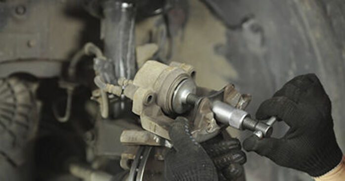 2006年款 马自达3 bk 1.6 刹车片自行更换