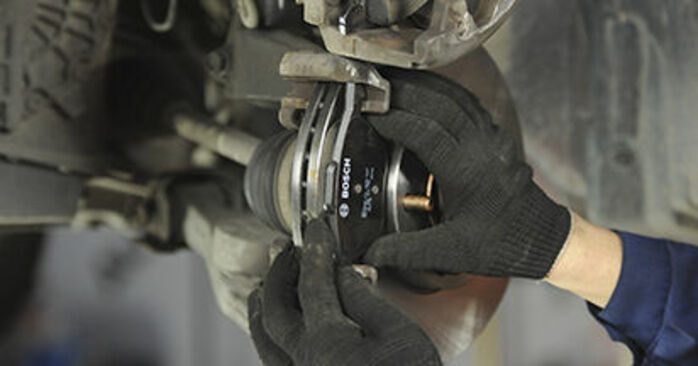 Comment changer les plaquettes de frein sur MAZDA 3 (BK) 2008 - Trucs et astuces