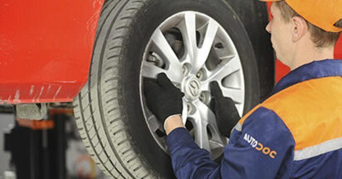 Comment retirer des plaquettes de frein MAZDA 3 1.4 2007 - Instructions en ligne faciles à suivre