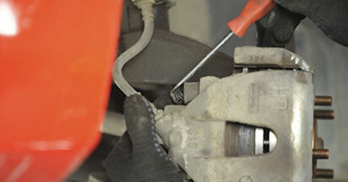 2007年款 马自达3 1.4 刹车片拆卸方法 - 在线简易说明书