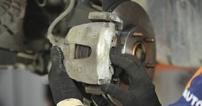 想知道如何更新马自达3刹车片吗？这份免费服务手册可助您自行操作