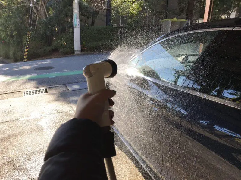 雨が降ると私の車は助手席側の床に水を漏らす