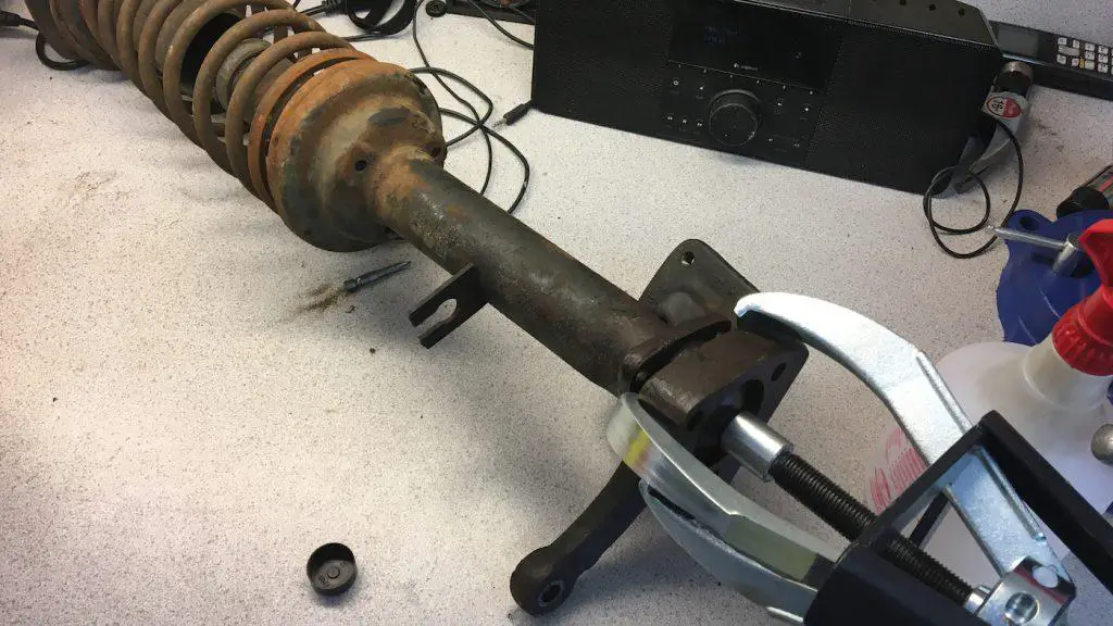 Процесс снятия болта нижнего рычага подвески