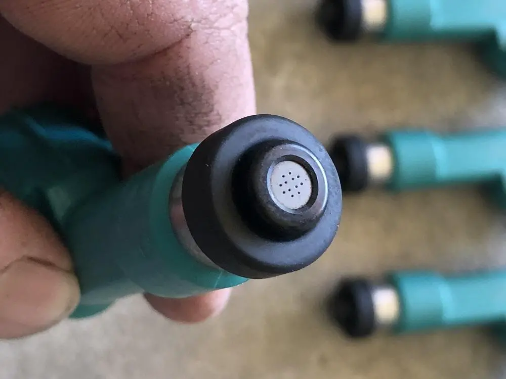 专业技师清洁燃油喷射器