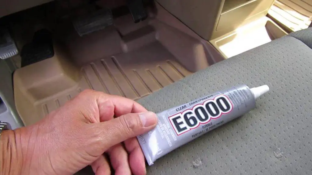 Склеивание ткани сиденья.