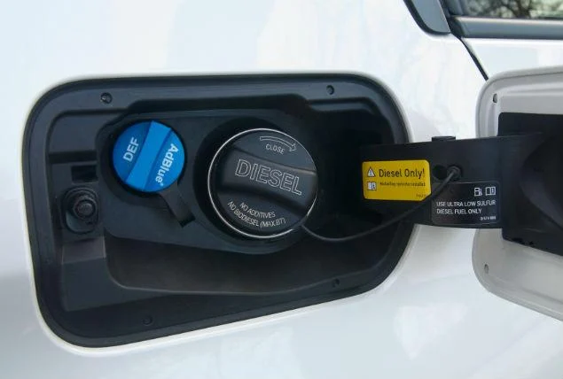 Расположение и заливная горловина бака DEF