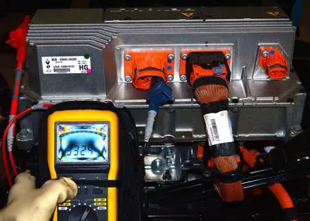 Comprobador de aislamiento mostrando una resistencia de 3.324 MΩ