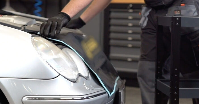 安装翼子板保护罩示意图