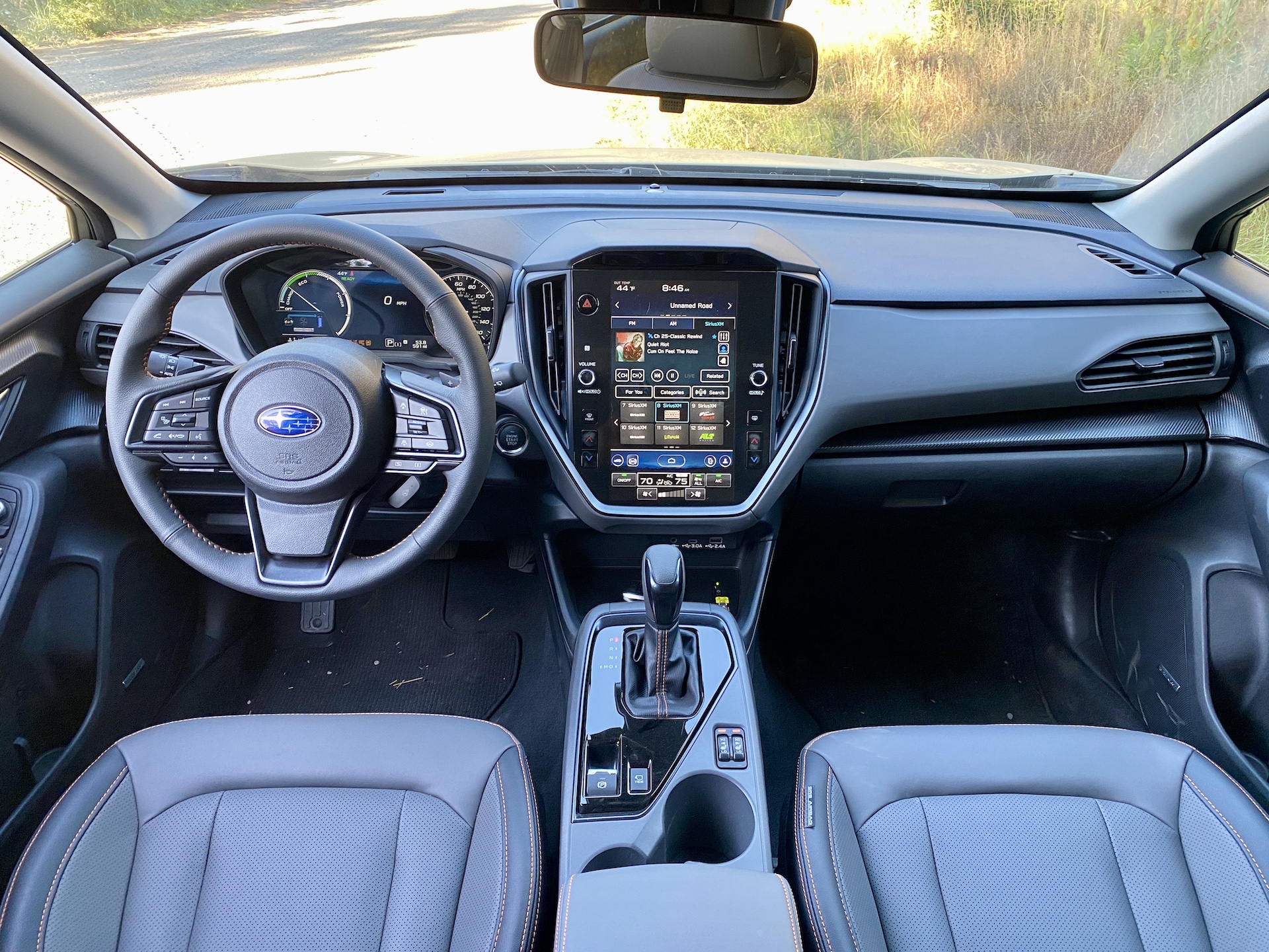 Subaru Crosstrek Hybrid en conduite sur chemin