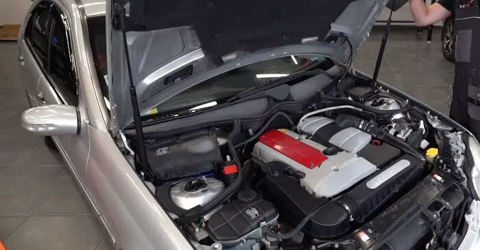 Открытие капота Mercedes W203