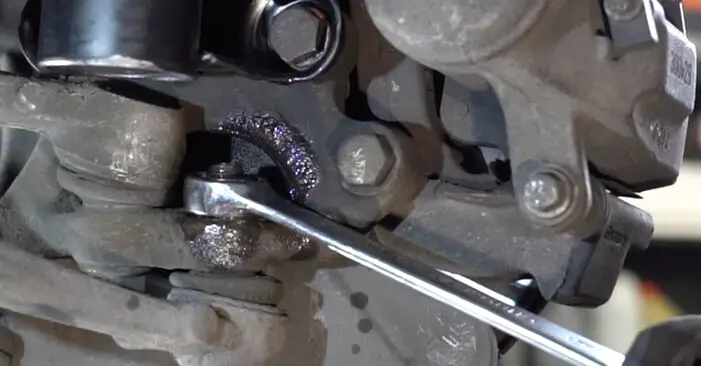 梅赛德斯W203球头与转向节分离