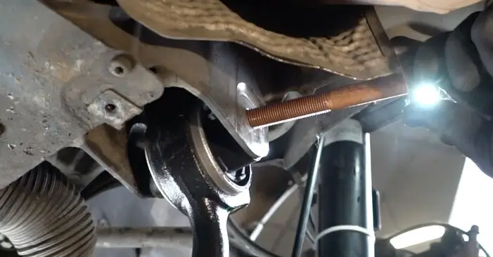 梅赛德斯W203固定螺栓安装