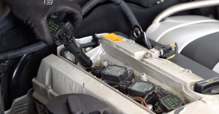 Снятие катушек зажигания Mercedes