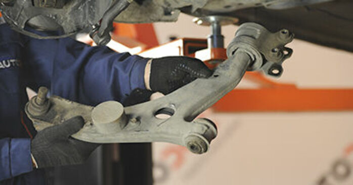 马自达3 2004款移除控制臂