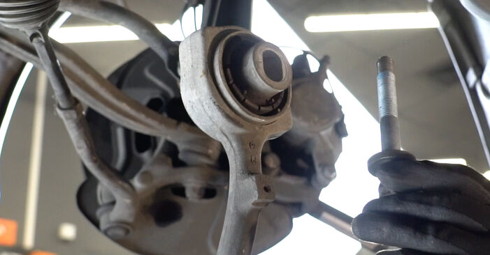 梅赛德斯W203旧控制臂移除