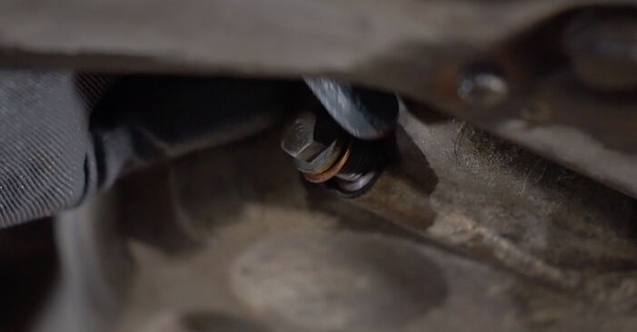 清洁油底壳放油孔示意图