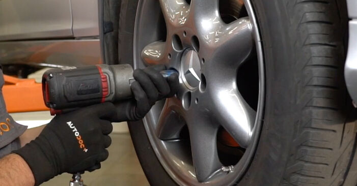 梅赛德斯W203车轮拆卸安全注意事项