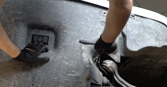 梅赛德斯W203油底壳盖拆卸