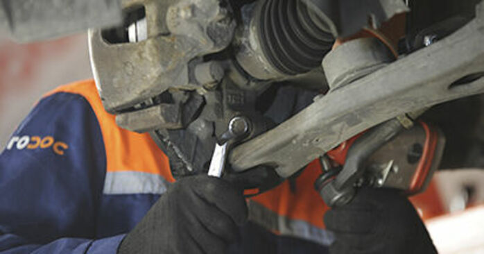 马自达3 2007款拆卸球头固定