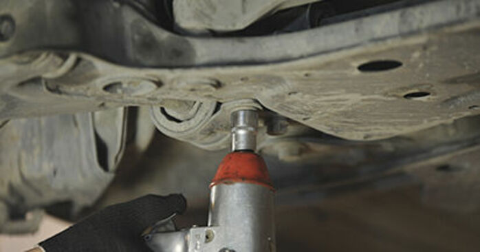 马自达3拆卸后臂固定