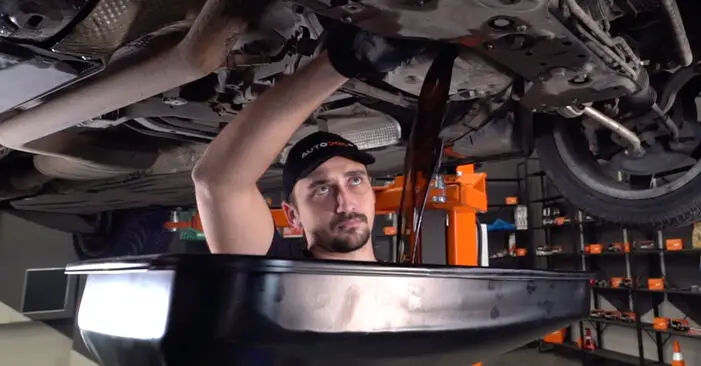 拆卸机油放油螺丝示意图