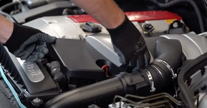 拆卸奔驰W203引擎罩示意图